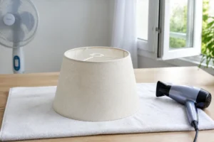 Comment nettoyer un abat-jour en tissu : séchage à l’air froid sur une serviette propre